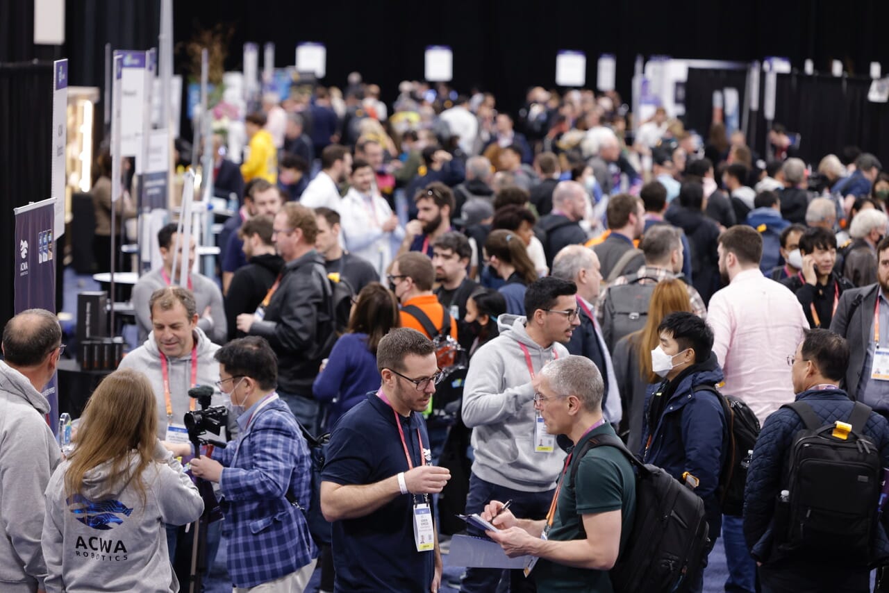 Eine Menschenmenge auf einer Startup-Convention.