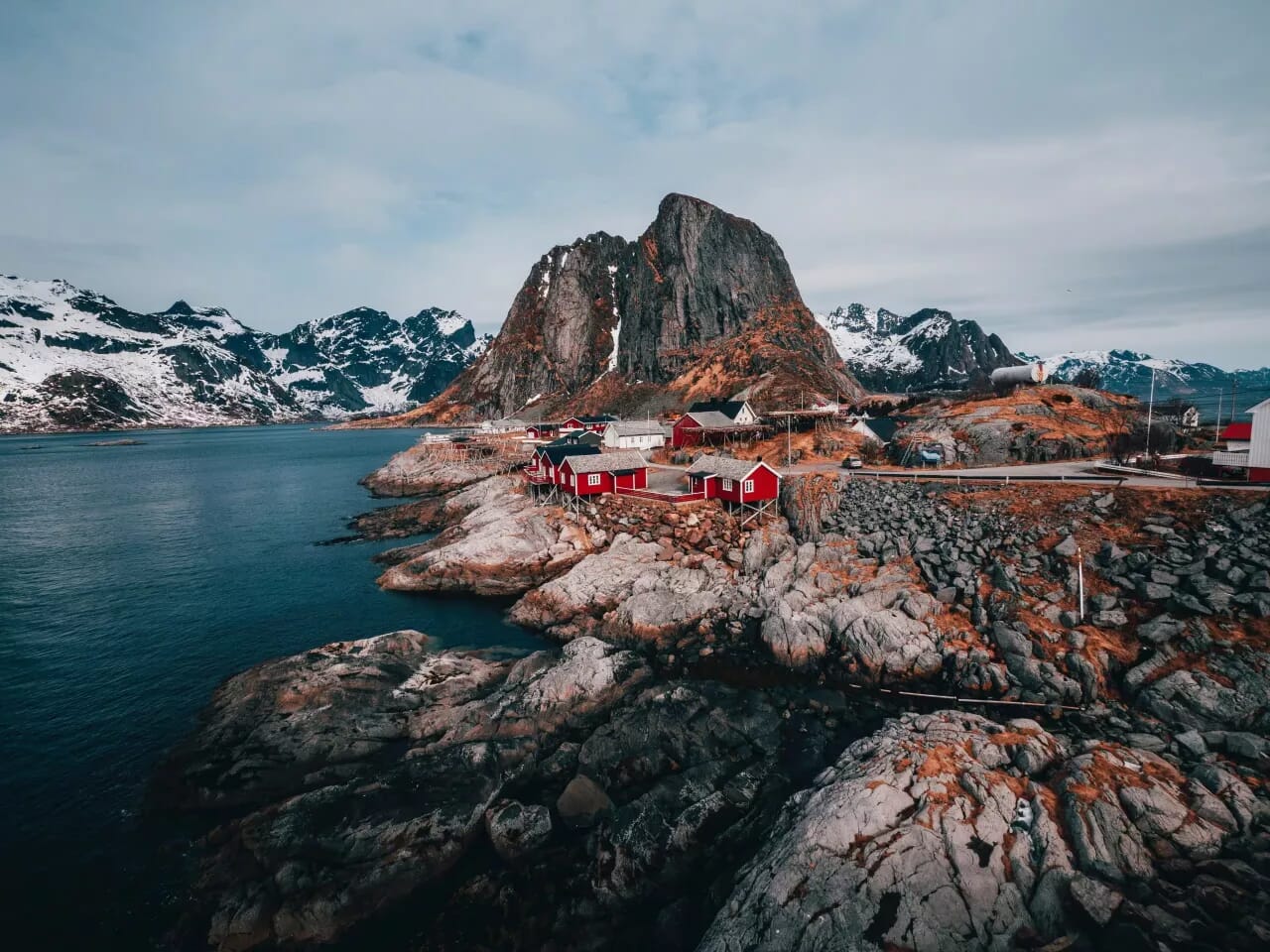 Ein rotes Haus auf einer felsigen Insel in den Fjorden von Lórn, Norwegen, perfekt für Startup-Coaching.