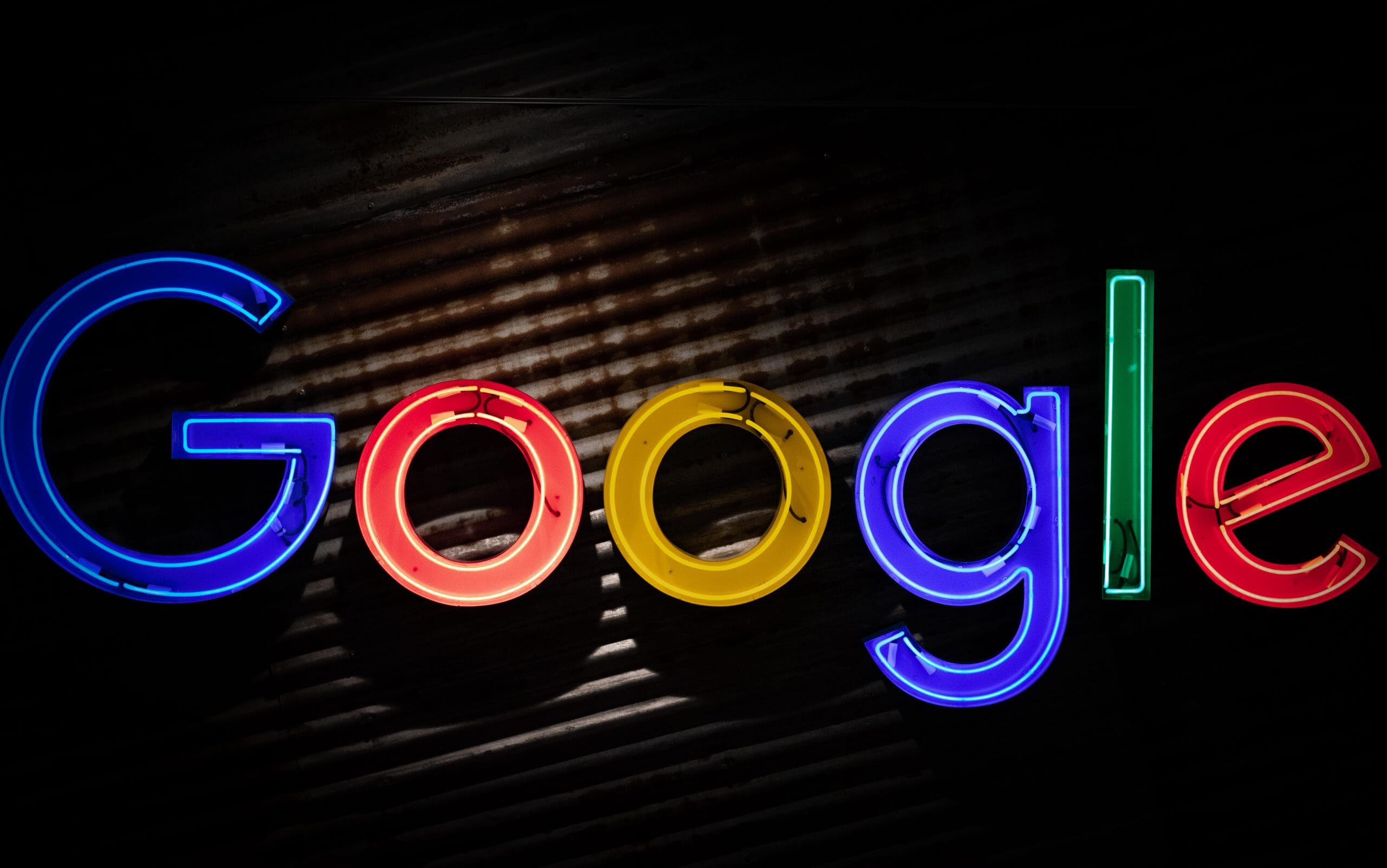 Das Google-Logo erstrahlt auf dunklem Hintergrund, perfekt für Startups.